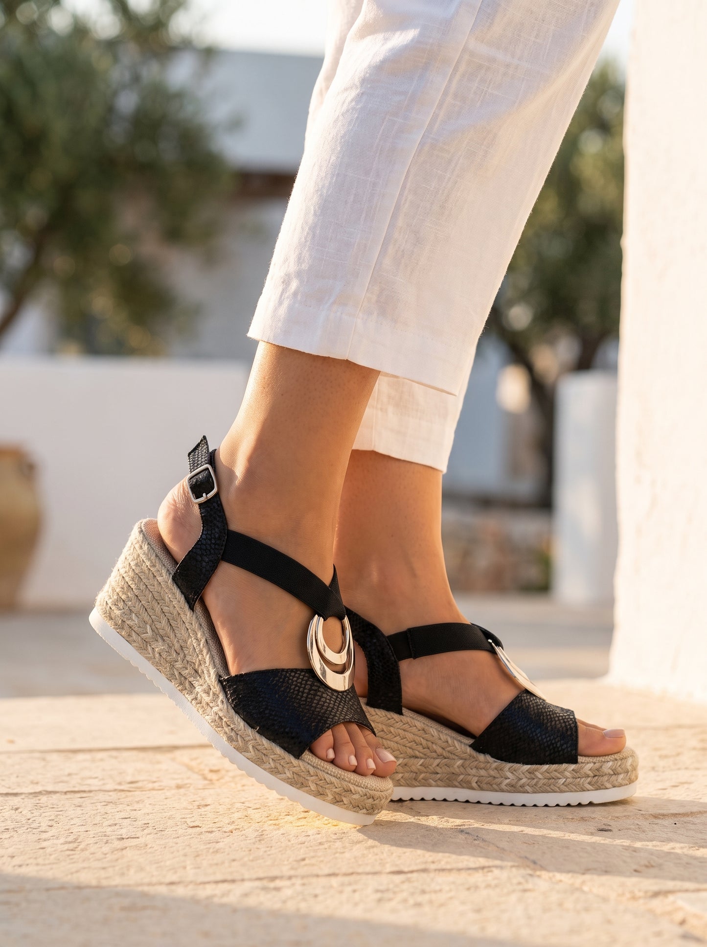 Sandales compensées ergonomiques à boucle métallique – Femme